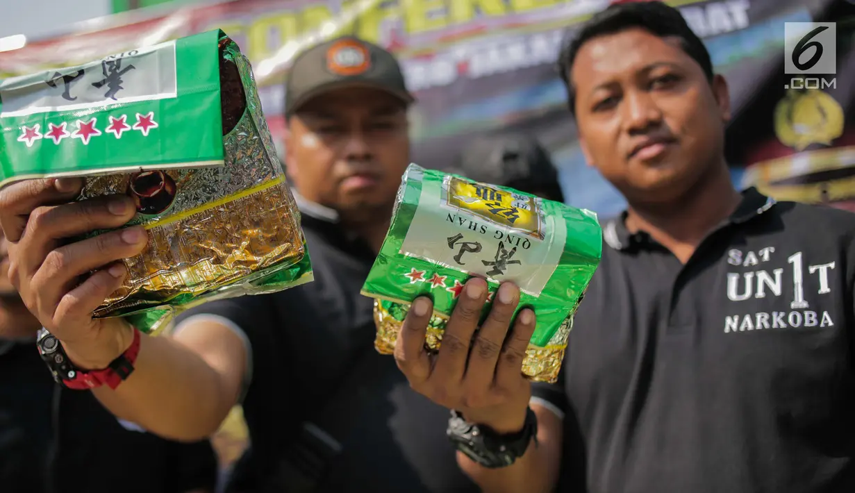 Petugas kepolisian menunjukkan barang bukti sabu saat rilis kasus narkotika jaringan Internasional Malaysia-Indonesia di Polres Jakarta Barat, Selasa (16/7/2019). Polisi berhasil mengamankan Empat tersangka. (Liputan6.com/Faizal Fanani)