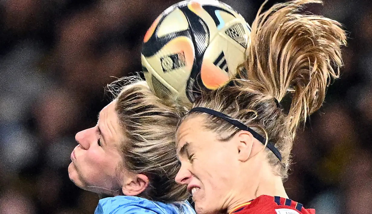 Pemain Timnas Inggris, Millie Bright (kiri), berebut bola di udara dengan pemain Timnas Spanyol, Irene Paredes (kanan), dalam pertandingan final Piala Dunia Wanita 2023 yang berlangsung di Stadium Australia, Sydney, Minggu (20/8/2023). (AFP/William West)