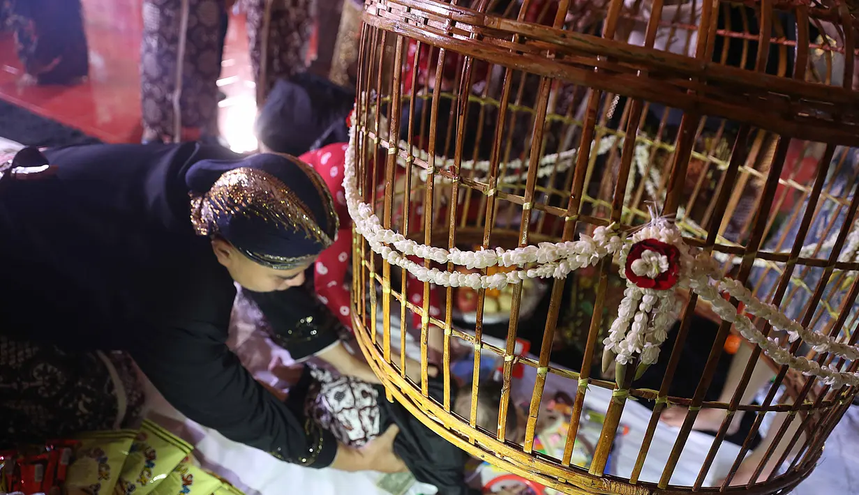 <p>Kurungan ayam didalamnya terdapat banyak mainan, buku, uang dan lainnya. Beberapa barang dalam kurungan ayam itu disebut untuk mengetahui ketertarikan anak nantinya. (Nurwahyunan/Bintang.com)</p>