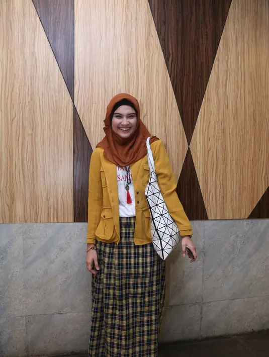 Bagi Zee Zee Shahab, orangtua harus bijak dalam memberikan arahan positif dalam penggunaan teknologi buat anaknya. (Nurwahyunan/Bintang.com)