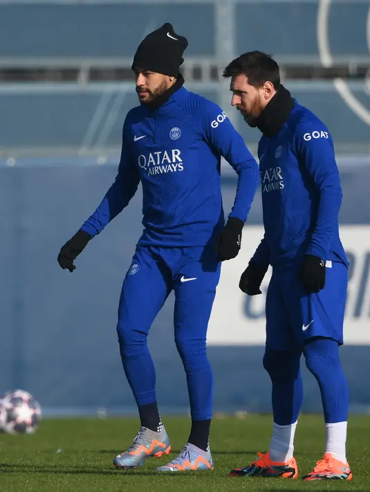 Penyerang PSG, Neymar dan Lionel Messi ambil bagian dalam sesi latihan di Saint-Germain-en-Laye, sebelah barat Paris pada 13 Februari 2023. PSG akan bertanding melawan wakil Jerman Bayern Muenchen pada pertandingan babak 16 besar Liga Champions. (AFP/Franck Fife)