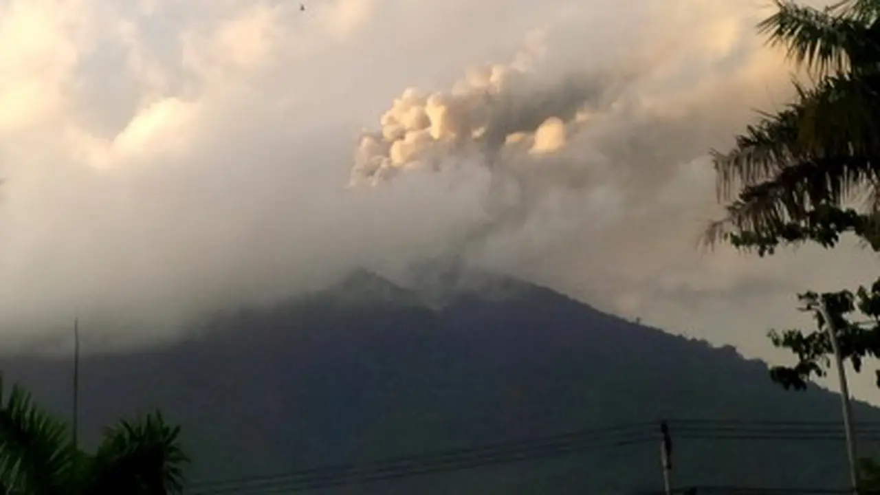 Gunung Gamalama Kembali Meletus, Ternate Diselimuti Abu Vulkanik