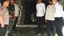 Presiden Joko Widodo bersama rombongan saat meninjau pesawat penyemai hujan buatan di Pangkalan TNI AU Roesmin Nurjadin,, Kota Pekanbaru, Selasa (17/9/2019). Setidaknya, sebanyak 52 pesawat dikerahkan untuk memadamkan kebakaran hutan dan lahan (karhutla) di Riau. (Liputan6.com/HO/Biro Pers Setpres)