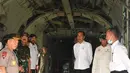 Presiden Joko Widodo bersama rombongan saat meninjau pesawat penyemai hujan buatan di Pangkalan TNI AU Roesmin Nurjadin,, Kota Pekanbaru, Selasa (17/9/2019). Setidaknya, sebanyak 52 pesawat dikerahkan untuk memadamkan kebakaran hutan dan lahan (karhutla) di Riau. (Liputan6.com/HO/Biro Pers Setpres)