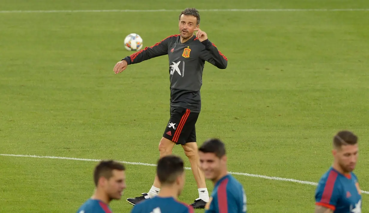 Pelatih Spanyol, Luis Enrique melihat pemainya berlatih di stadion Benito Villamarin, Sevilla (14/10). Spanyol akan bertanding melawan Inggris  dalam laga lanjutan Liga A Grup 4 UEFA Nations League 2018. (AFP Photo/Cristina Quicler)
