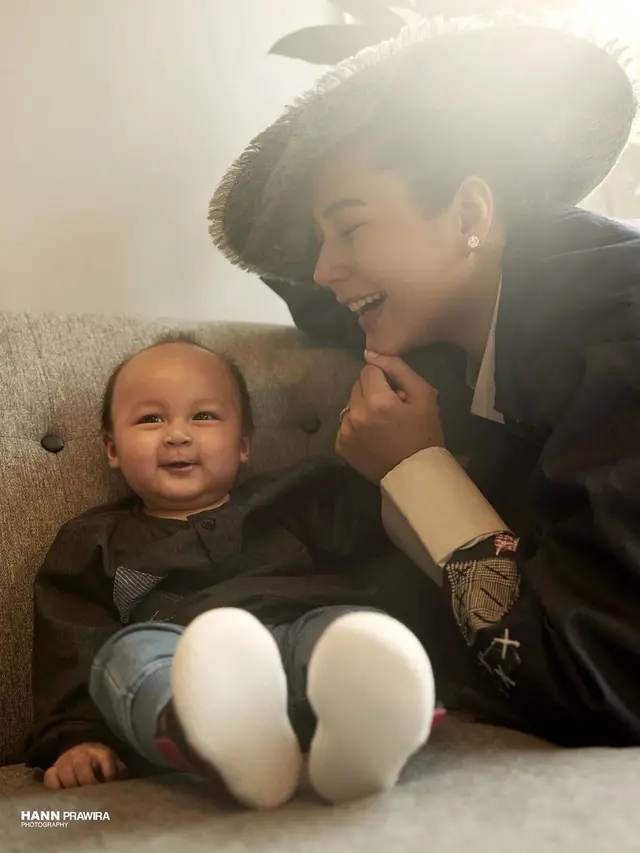 7 Gaya Pemotretan Keluarga Kecil Baim Wong, Pose Kiano Jadi Sorotan