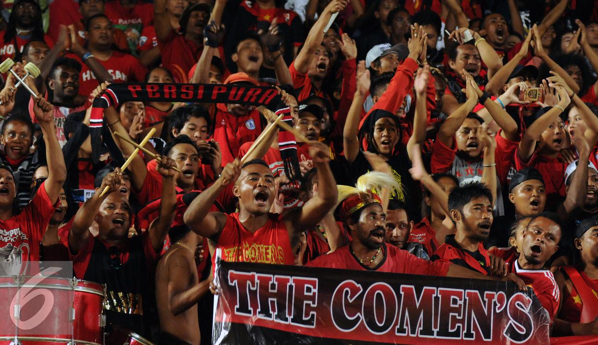 Suporter menyanyikan lagu dukungan jelang pembukaan Torabika Soccer Championship presented by IM3 Ooredoo di Stadion Mandala Jayapura, Papua, Jumat (29/4/2016). Laga perdanamempertemukan Persipura vs Persija. (Liputan6.com/Helmi Fithriansyah)
