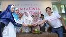 Sejumlah pemain film Cahaya Cinta Pesantren menerima potongan tumpeng saat menggelar konferensi pers, Jakarta, Senin (25/1/2016). Film ini diadaptasi dari novel karya Ira Madan. (Liputan6.com/Herman Zakharia)