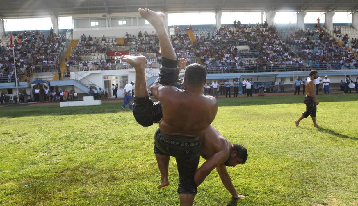 Membanting lawan menjadi menu wajib saat bertanding. (AFP Photo/Adem Altan)