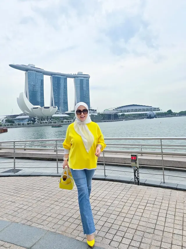 6 Mix and Match Outfit Kuning untuk Hijabers ala Syahrini, Cetar Tanpa Norak