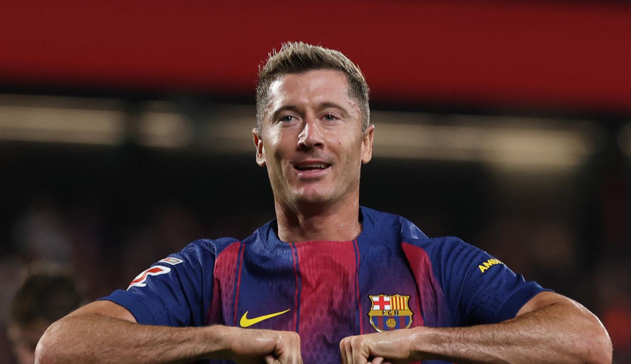Robert Lewandowski merayakan gol yang dicetaknya ke gawang Valencia pada pekan 4 Liga Spanyol 2025/2026, Senin (15/9/2025) dini hari WIB. (Lluis GENE / AFP)