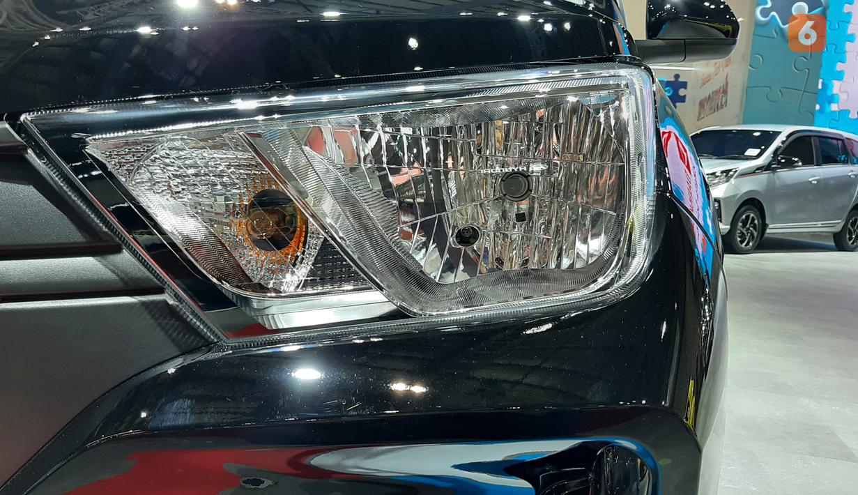 Lampu yang digunakan Ayla tipe X masih mengandalkan desain dan teknologi yang sangat konvensional. Bohlam halogen multi-reflector dengan sinar kuning hadir untuk lampu utama, lampu kota, dan lampu sein hadir untuk menjadi penerang di malam hari.