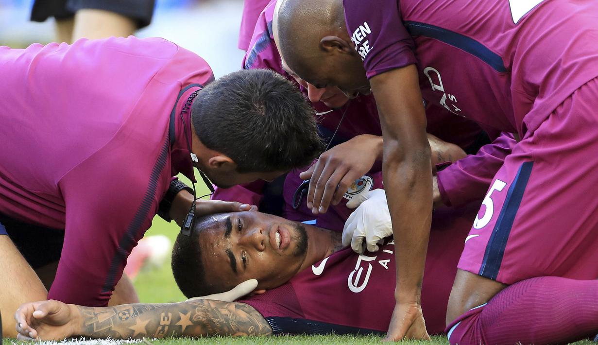 Striker Manchester City, Gabriel Jesus, mengalami cedera saat melawan Brighton pada laga Premier League di Stadion American Express Community, Brighton, Sabtu (12/8/2017). Brighton kalah 0-2 dari Manchester City. (AP/Gareth Fuller)
