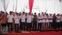 Presiden Joko Widodo dan Wakil Presiden Jusuf Kalla berserta Menkopolhukam Wiranto, Panglima Jendral TNI Gatot Nurmanyto, Menteri Agama Lukman Hakim saat melaksanakan salat Jumat bersama di Monas, Jakarta, Jumat (2/12). (Liputan6.com/Faizal Fanani)