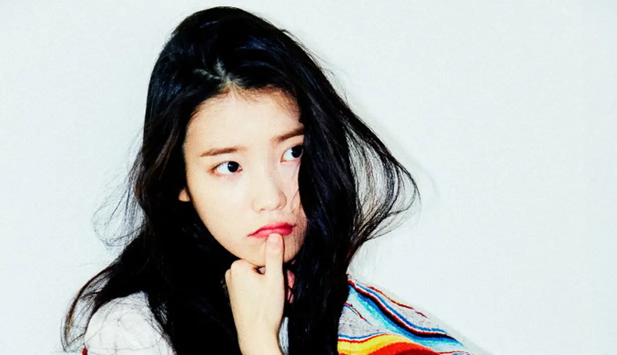 IU mengaku menyesal karena Jonghyun harus meninggal dunia di usia muda. (Foto: Soompi.com)