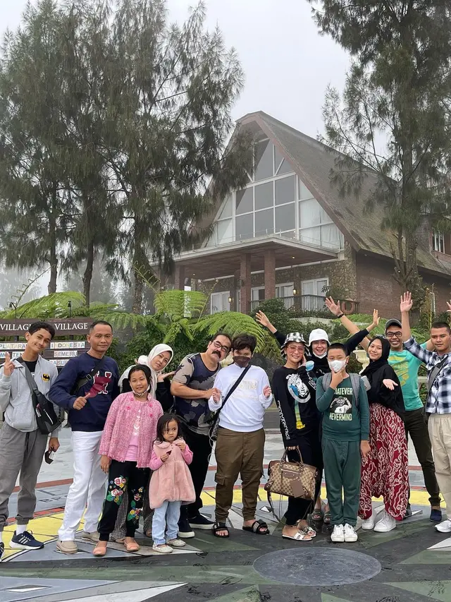 6 Potret Inul Daratista Ajak Keluarga Liburan ke Gunung Bromo, Seru Banget