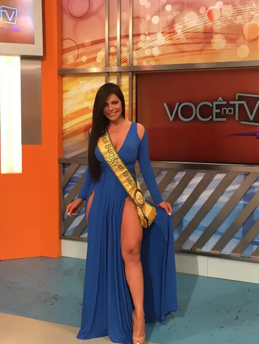 Pernah berada di posisi sebagai Miss Bum-bum 2015, tak heran jika Suzy serigkali memamerkan tubuh seksinya. Sebagian besar unggahan foto di Instagramnya, Suzy pamer lekuk tubuh sambil berpose menantang. (Instagram/suzycortezofficial)