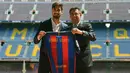 Pemain baru Barcelona, Andre Gomes (kiri) berfoto di samping Presiden Barcelona, Josep Maria Bartomeu saat diperkenalkan secara resmi di Camp Nou Stadium, Barcelona (27/7/2016). Andre Gomes didatangkan Barcelona dari Valencia pada awal musim 2016/2017 dengan nilai transfer sebesar 37 juta euro atau kini setara Rp595 miliar. Bertahan selama dua musim, ia total tampil dalam 78 laga di semua ajang dengan torehan 3 gol dan 4 assist. (AFP/Lluis Gene)