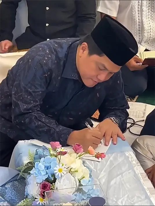Menteri BUMN yang juga sebagai Ketua PSSI yang menjadi saksi juga mendoakan pernikahan salah satu andalah Timnas Indonesia itu langgeng. [Instagram/andre_rosiade/bravecation]