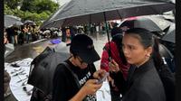 Viral Aksi Lutesha Rela Basah Kuyup Ikut Aksi Tolak RUU TNI Sebelum ke Acara Formal.&nbsp; foto: X&nbsp;@acotenri