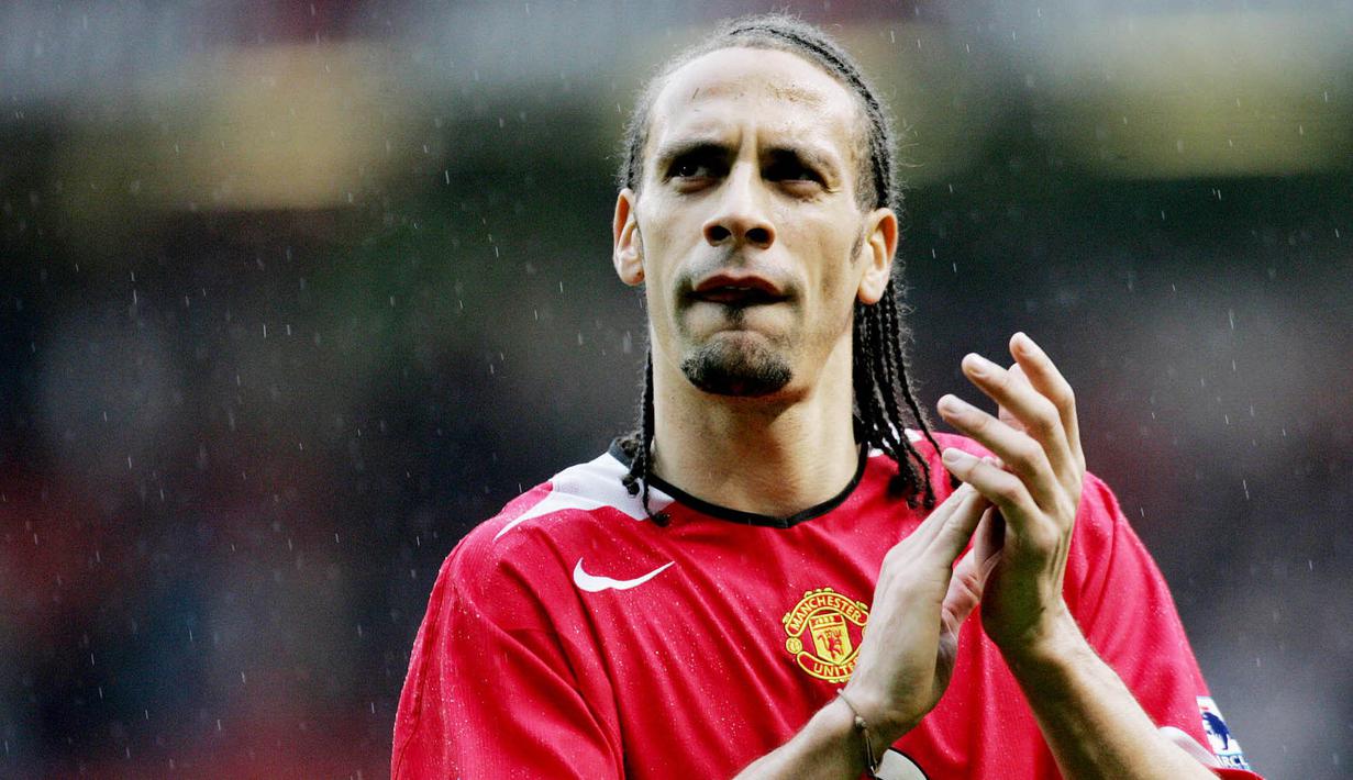 1. Rio Ferdinand –Pria asal Inggris ini adalah salah satu palang pintu yang membuat pertahanan Setan Merah sulit ditembus. Bersama Manchester United ia telah menorehkan banyak gelar mulai dari Liga Inggris hingga Liga Champions. (AFP/Paul Ellis)