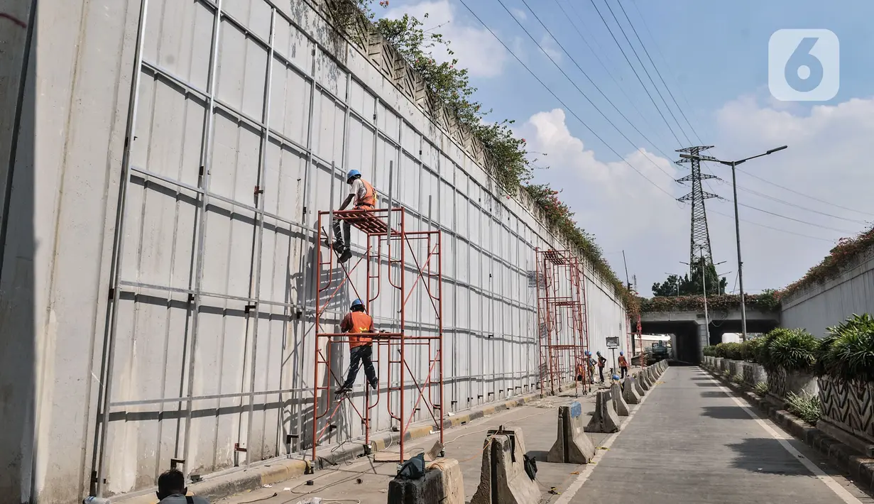 Aktivitas pekerja menyelesaikan Underpass Senen Extension, Jakarta, Rabu (1/7/2020). Dishub DKI menutup ruas Underpass Senen dari arah Jalan Letjen Suprapto menuju Simpang Senen hingga akhir Juli 2020 guna memperlancar proyek pembangunan Underpass Senen Extension. (merdeka.com/Iqbal S. Nugroho)