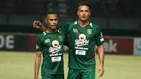 Ruben Sanadi (kiri) dan Raphael Maitimo disatukan Persebaya. (Bola.com/Aditya Wany)