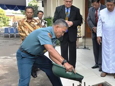 Citizen6, Cilandak: Kepala Staf Korps Marinir Brigadir Jenderal TNI (Mar) Ahmad Faridz Washington meletakan batu pertama renovasi Gereja Oikumene Bahtera Kasih Korps Marinir di jalan raya Cilandak KKO, Jakarta Selatan, Rabu (16/5). (Pengirim: Marinir) 