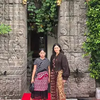 Dian Sastrowardoyo terlihat tampil kompak dengan sang putri, Ishana, saat hadiri fashion show [@therealdisastr]