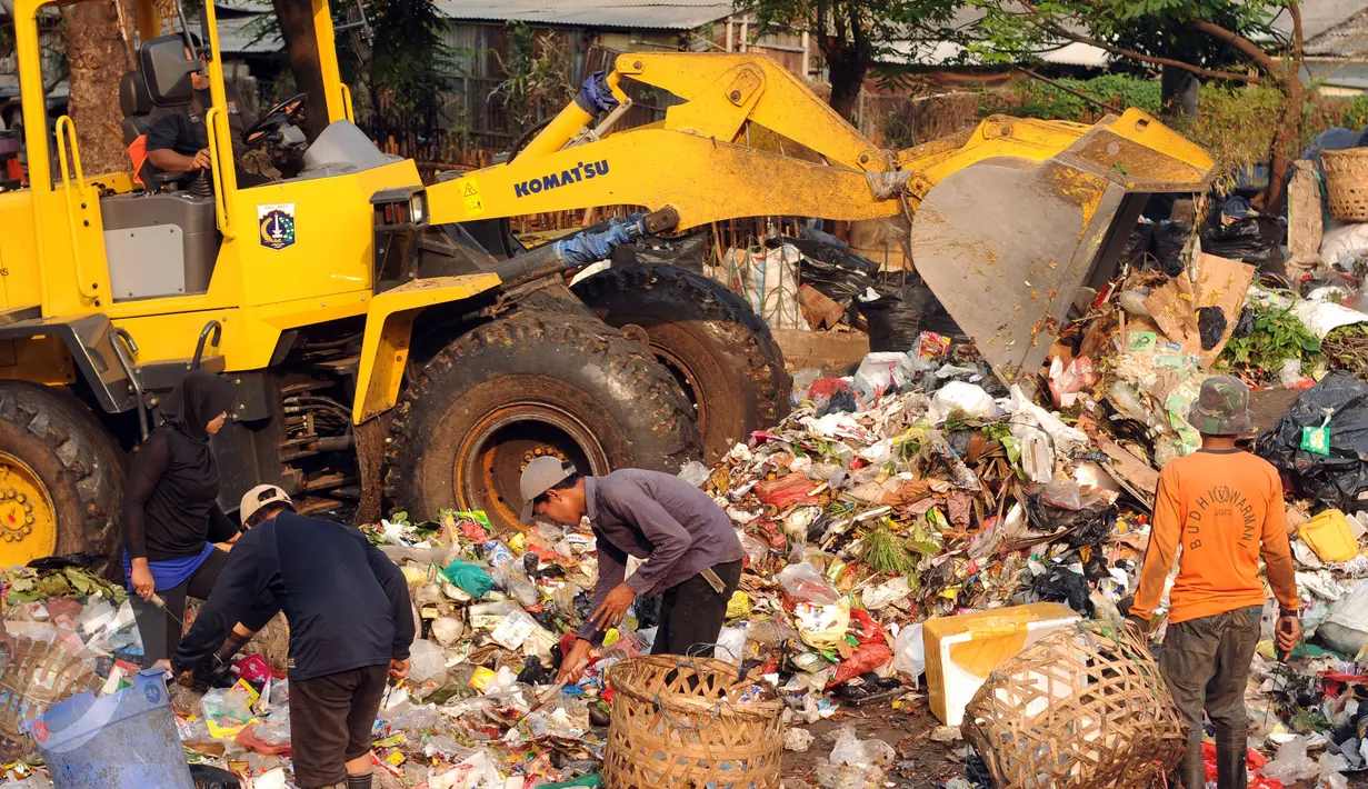Sebuah alat berat beroperasi menumpuk sampah di TPSS Kalibata, Jakarta, Rabu (4/11/2015). Rencananya, TPST atau Intermediate Treatment Facilities di Marunda akan mampu mengolah sampah hingga 1.500 ton per hari. (Liputan6.com/Helmi Fithriansyah)