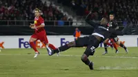  Pemain Liverpool, Daniel Origi mendapat peluang cetak gol pada pada lanjutan UEFA Europa League grup B di Stadion  Tourbillon, Sion, Switzerland, Jumat (11/12/2015) dini hari WIB. (Reuters/Lee Smith)