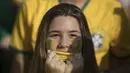 Ekspresi tegang suporter cantik asal Brasil saat menonton laga timnya melawan Swis di Rio de Janeiro, Brasil, (17/6/2018). Brasil dan Swis bermain imbang 1-1. (AP/Leo Correa)