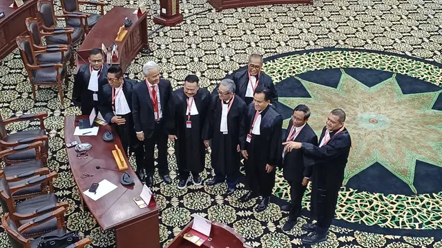 Pasangan Ganjar Pranowo-Mahfud MD tampak akrab dengan Tim Pembela Prabowo Subianto-Gibran Rakabuming Raka di ruang sidang sengketa pilpres di Mahkamah Konstitusi (MK).