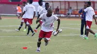 Pemain Persipura Jayapura, Boaz Solossa, berlatih di Stadion Mandala, Jayapura, Kamis (28/4/2016). (Bola.com/Nicklas Hanoatubun)