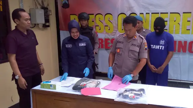 Wakapolres Purbalingga, Kompol Widodo Ponco Susanto (dua dari kiri) menunjukkan barang bukti percobaan pencurian kotak amal masjid di Desa Majasari, Kecamatan Bukateja, Purbalingga, Jumat (7/2). (Foto: Liputan6.com/Rudal Afgani Dirgantara)