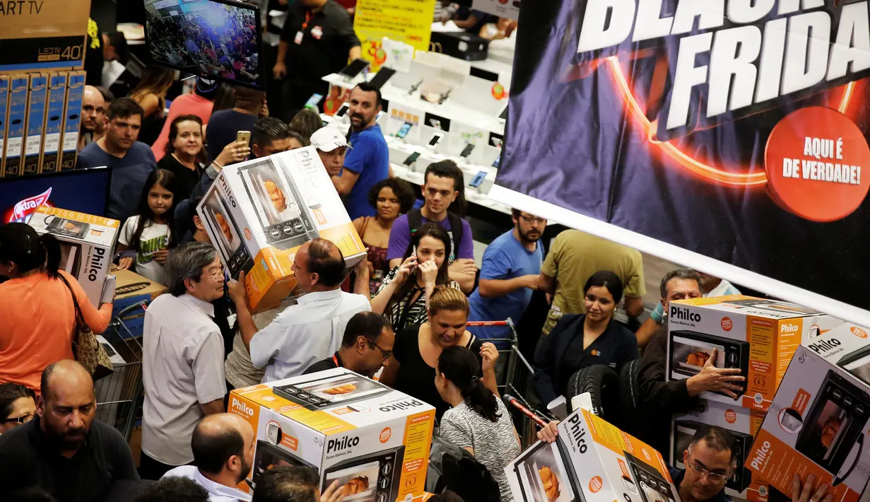 Para pengunjung membeli barang elektronik saat hari "Black Friday" di sebuah toko di Sao Paulo, Brasil, (24/11). Black Friday adalah tradisi hari belanja terbesar tahunan di Amerika yang berlangsung sehari setelah hari Thanksgiving. (REUTERS/Nacho Doce)