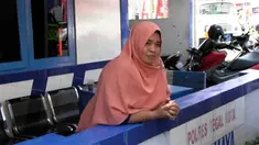 Seorang istri ditinggal suaminya di SPBU.