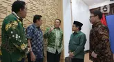 Ketua Majelis Permusyawaratan Rakyat (MPR) Republik Indonesia, Bambang Soesatyo (tengah) bersama pimpinan MPR lainnya bertemu dengan Ketua Umum Partai Kebangkitan Bangsa (PKB) Muhaimin Iskandar di kantor DPP PKB, Jakarta, Sabtu (8/6/2024). (Liputan6.com/Angga Yuniar)