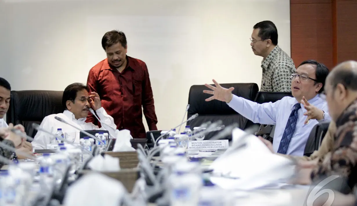Menteri Koordinator Bidang Perekonomiann Sofyan Djalil dan Menteri Keuangan Bambang Brodjonegoro saat rapat koordinasi (rakor) di Gedung Kementerian Perekonomian, Jakarta, Rabu (14/1/2015). (Liputan6.com/Faizal Fanani)