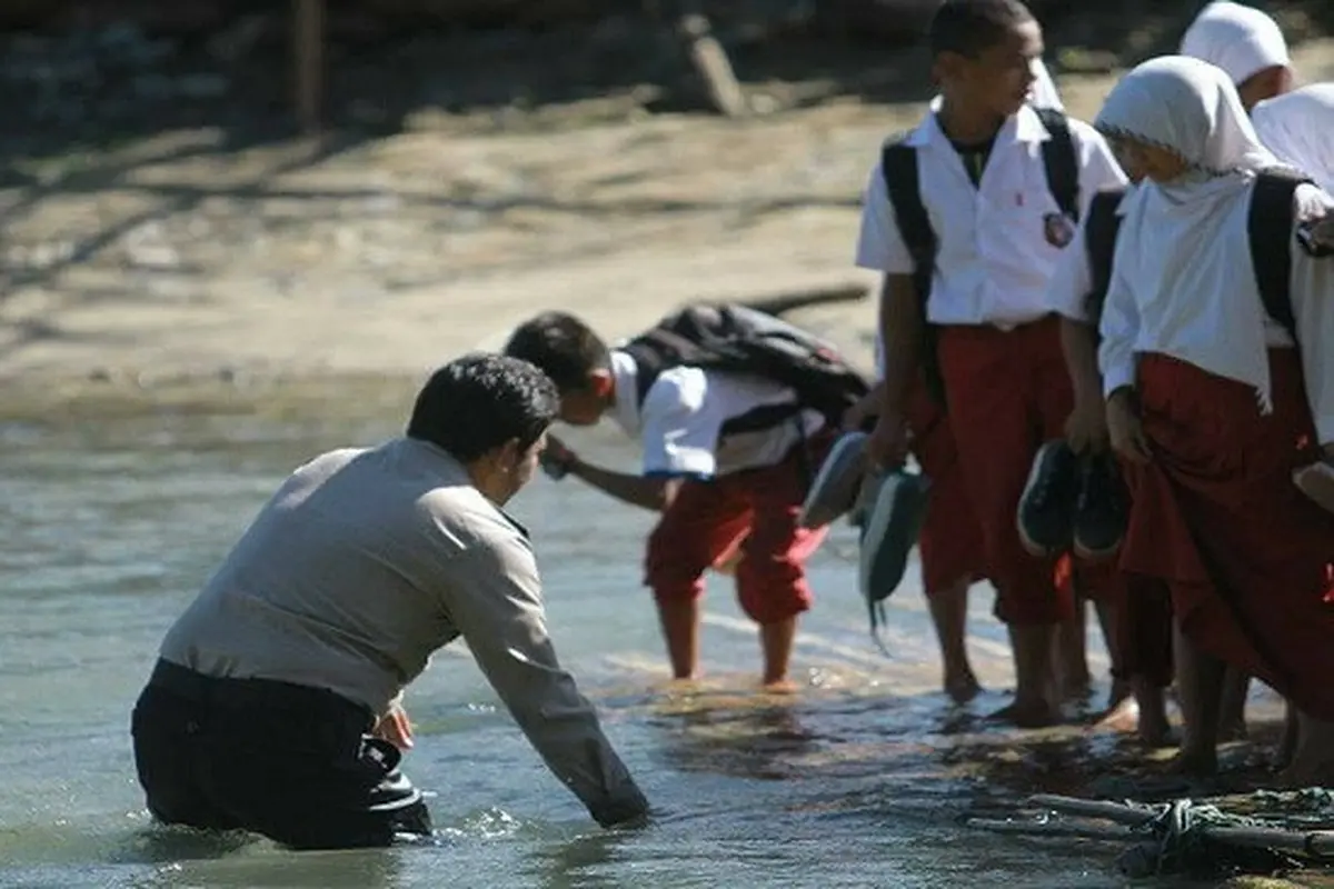 Heroik Polisi Terjang Arus Sungai Bantu Siswa  Berangkat Sekolah3