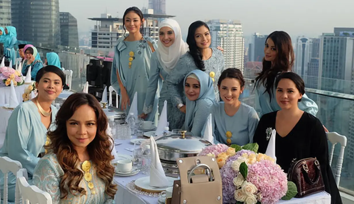 Setelah Bella dan Emran dinyatakan resmi menjadi suami-istri, foto-foto pernikahan mereka di Kuala Lumpur, Malaysia pun beredar begitu cepat di media sosial. Terlihat sederet wanita cantik berbusana biru di pesta pernikahan itu. (Instagram/Titi_kamal)