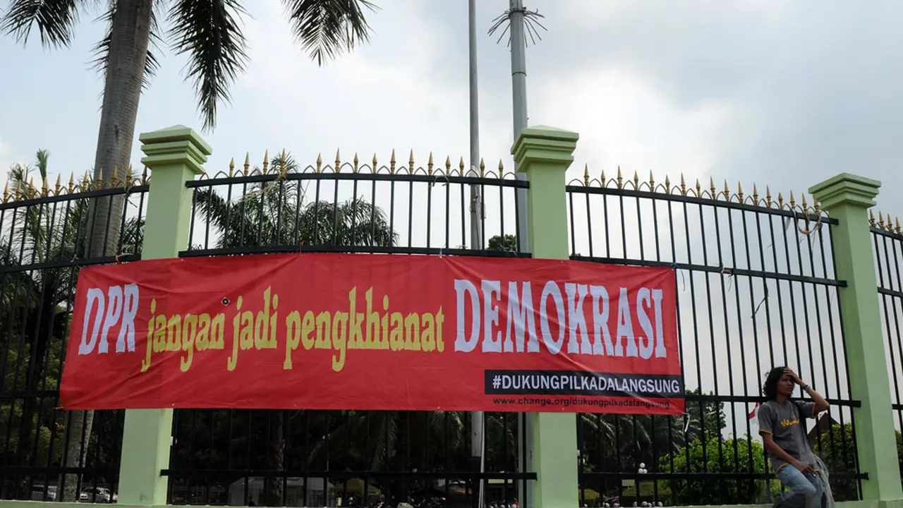 Tolak UU Pilkada, Massa dan Mahasiswa Kembali Datangi Gedung DPR