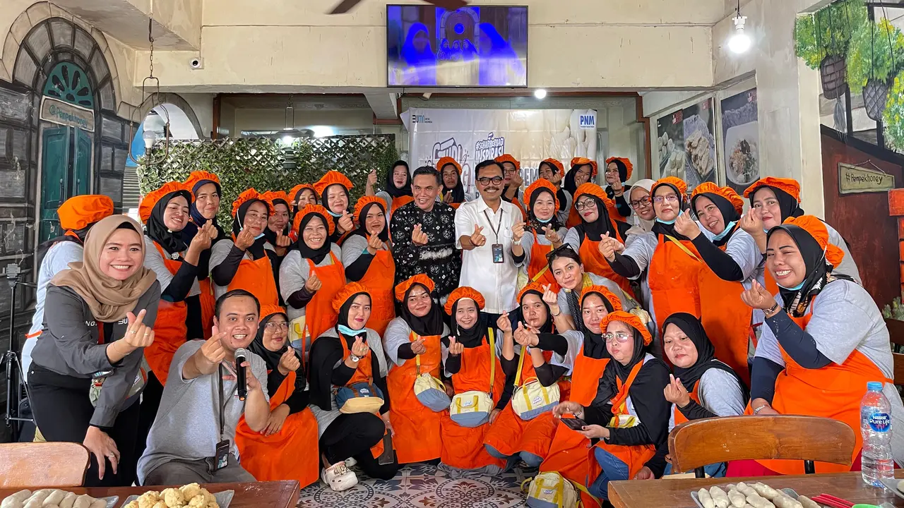 30 ketua kelompok nasabah PNM Mekaar Cabang Palembang terpilih mengikuti kunjungan ke sentra olahan Pempek Honey, Palembang.