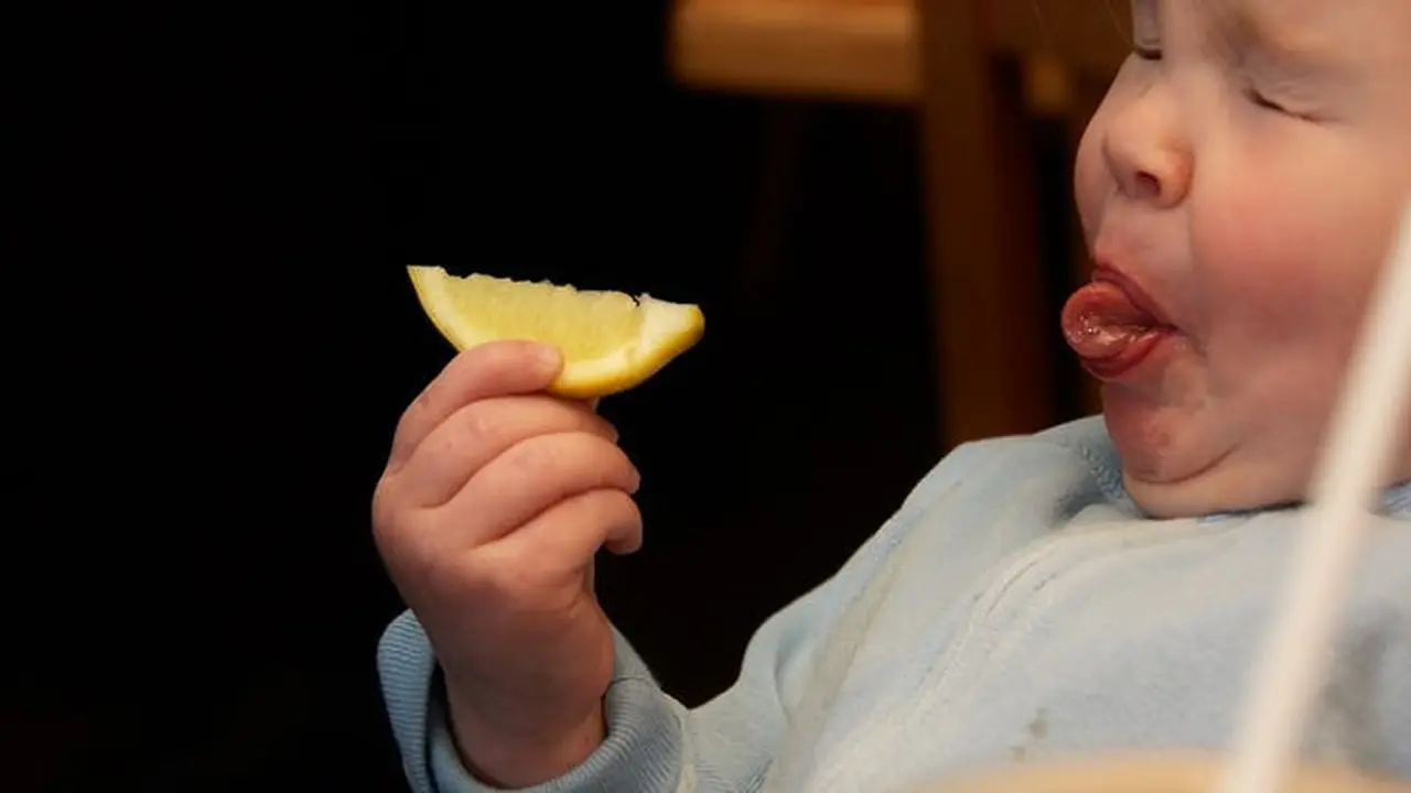 Reaksi bayi makan lemon. (Foto:babygaga.com)
