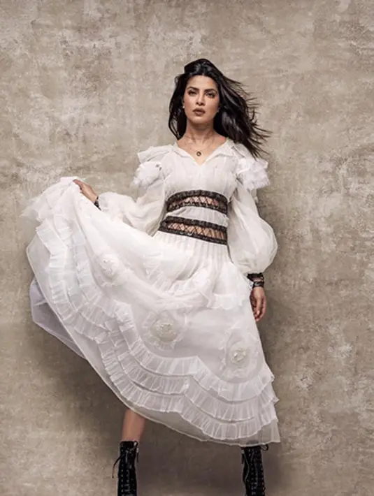 Pemeran film Baywatch, Priyanka Chopra pun kerap terkenal sebagai wanita seksi bahkan disebut sebagai simbol seks. Mendapat julukan seperti itu, Chopra pun tidak merasa tersinggung.  (Instagram/Priyanka Chopra)