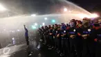  Tembakan Water Cannon membubarpaksakan aksi buruh di depan Istana Merdeka, Jakarta, Jumat (30/10/2015). Polisi terpaksa menembakkan gas air mata karena aksi sudah melewati batas waktu yang disepakati.  (Liputan6.com/Immanuel Antonius)