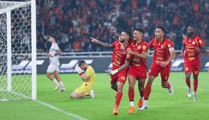 Pemain Persija Jakarta merayakan gol yang dicetak oleh Maxwell Souza ke gawang Madura United pada laga pekan ke-18 BRI Super League 2025/2026, Jumat (23/01/2026). (Bola.com/M Iqbal Ichsan)