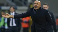 Pelatih Inter Milan, Luciano Spalletti, memberikan arahan kepada anak asuhnya saat pertandingan melawan Lazio pada laga Serie A, Italia, di Stadion Giuseppe Meazza, Milan Sabtu (30/12/2017). Inter Milan ditahan imbang 0-0 oleh Lazio. (AP/Antonio Calanni)