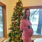 Hilary Swank pamer baby bump di kehamilan pertama saat usianya 48 tahun. (dok. Instagram @hilaryswank/https://www.instagram.com/p/CmmkDZFvlX6/)