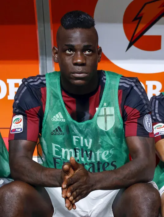 Mario Balotelli, pemain yang terkenal dengan tingkah laku nakalnya daripada prestasinya merupakan salah satu pemain bola yang dibenci banyak orang. Sikap sok jagoannya di lapangan hijau tak jarang berujung dengan perkelahian. (REUTERS/Giampiero Sposito)